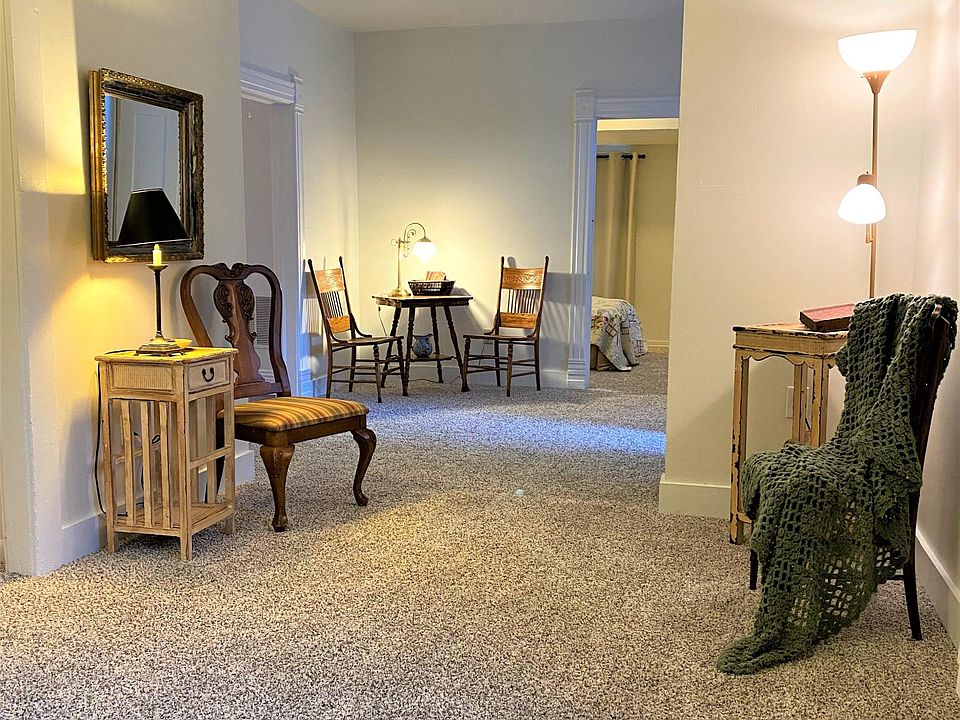 Livingroom to dining area