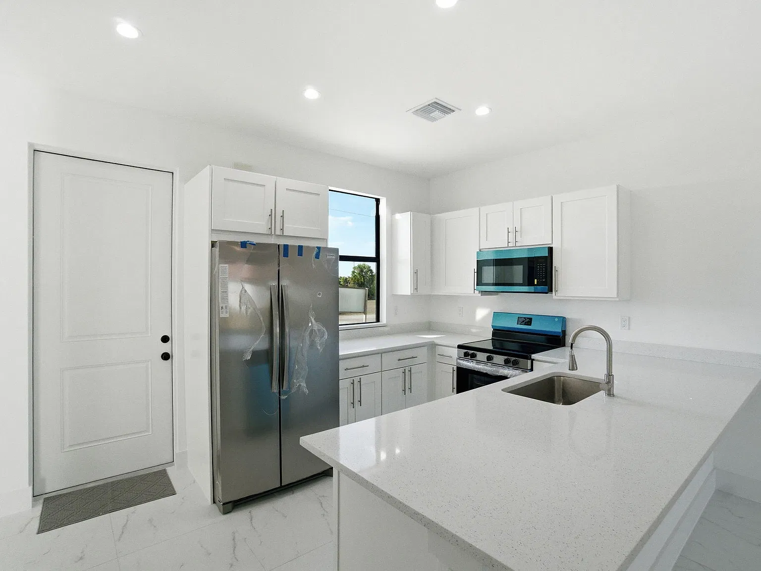 3 bed, 2.0 bath, 1121 sqft, $2,000 — Photo 2