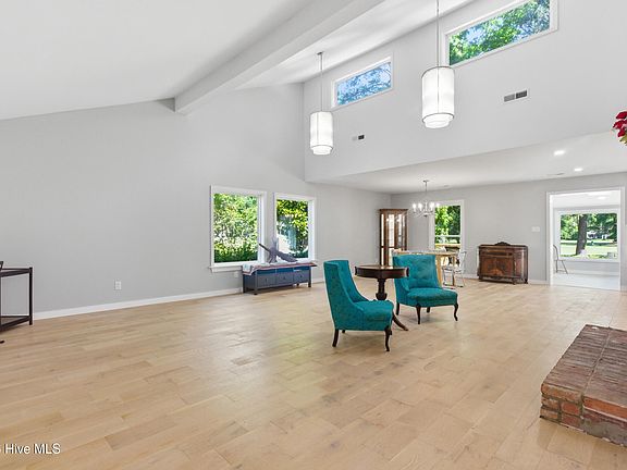 3rd image of 409 Plantation Drive