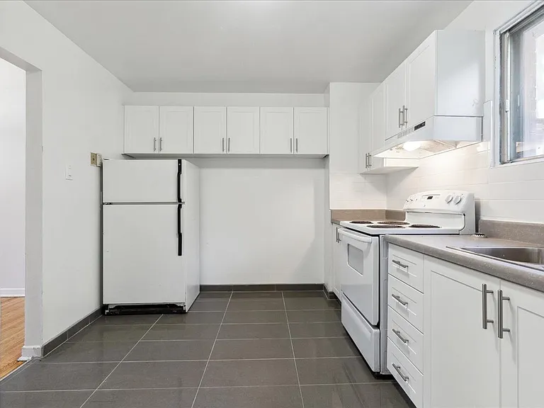1560 Bloor St — Photo 4