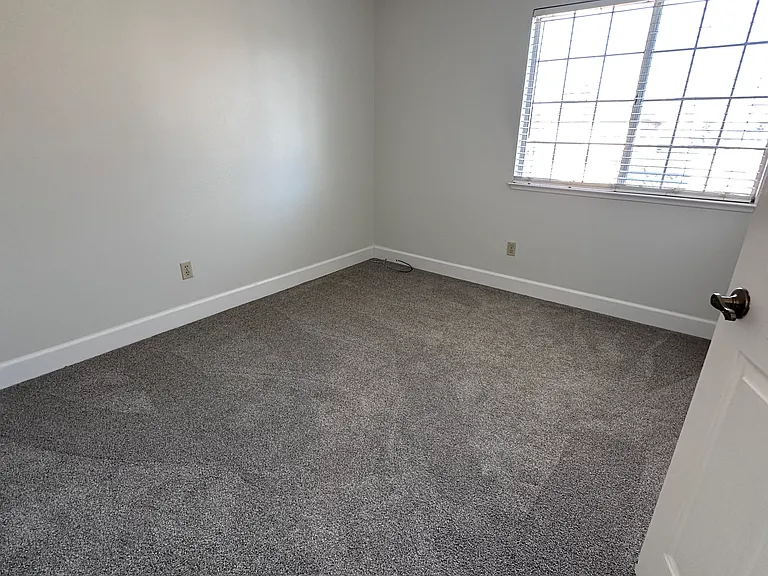 52 Elizabeth Ct — Photo 19