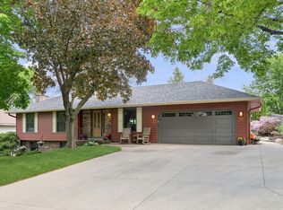 108 Knoll Cir E, Burnsville, MN 55337