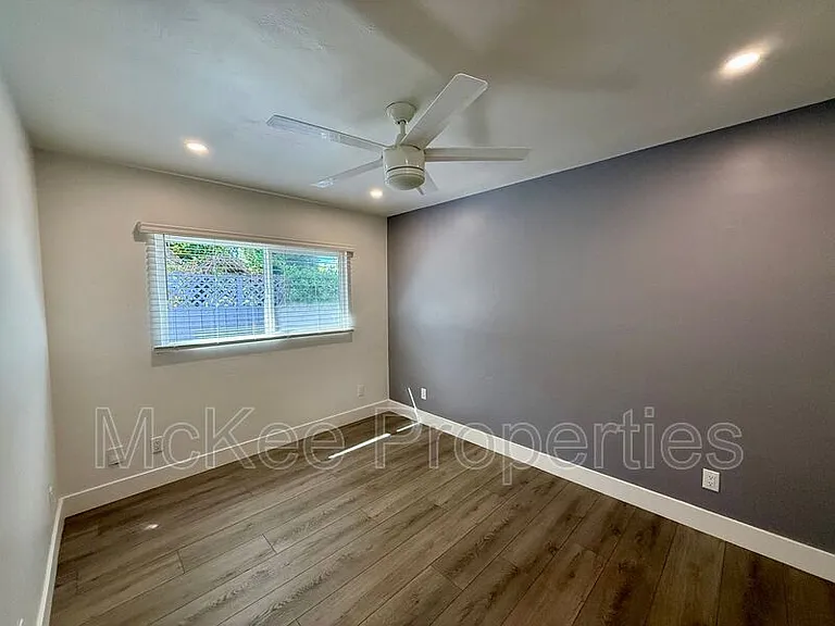 1658 Cable St — Photo 4