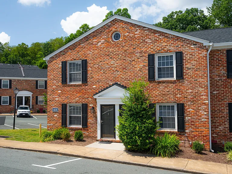 Blue Ridge Crossing Apartments & Townhomes — Photo 32