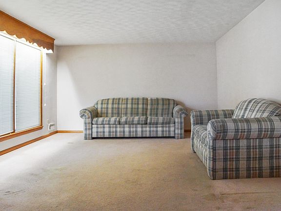 3rd image of 216 N Cottage Grove Ave