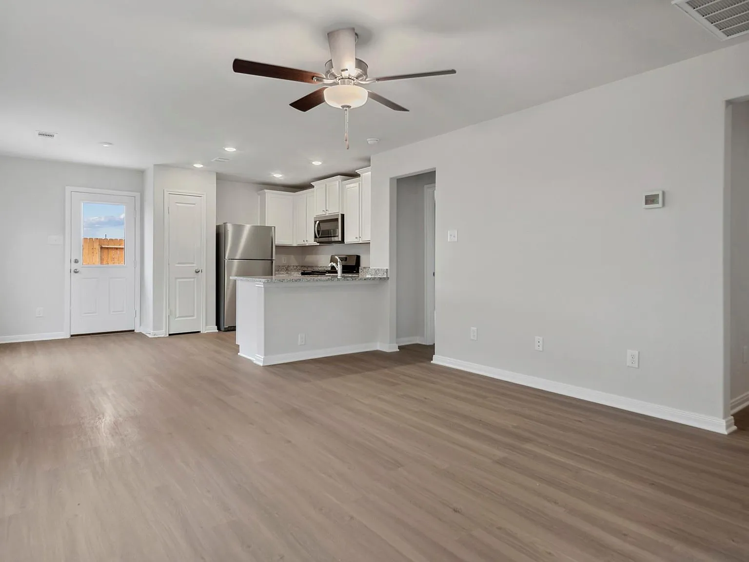 3 bed, 2.0 bath, 1076 sqft, $1,815 — Photo 3