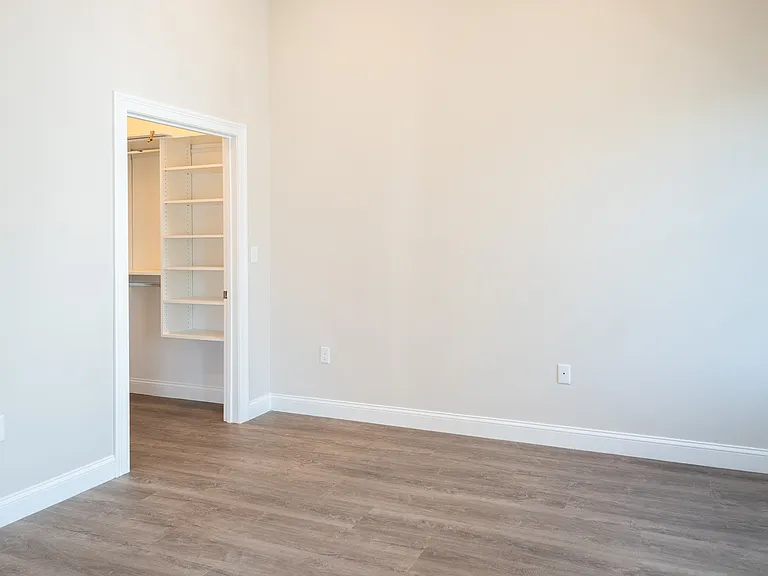 320 Middlesex Ave #E404 — Photo 4