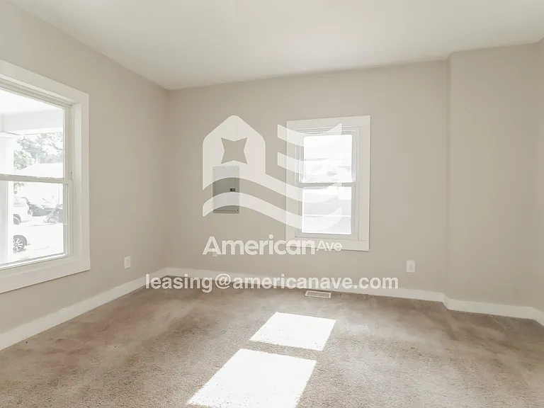 1033617_011_bedroom_11.jpg