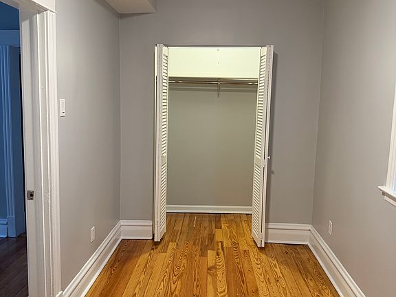 4th image of 927 W 33rd Pl #1REAR