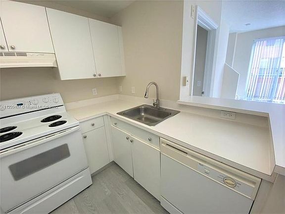 3rd image of 2027 SE 10th Ave APT 713