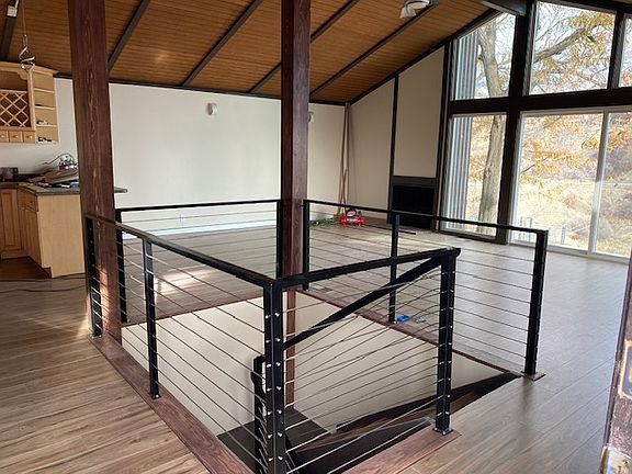 New cable rail floating stairway