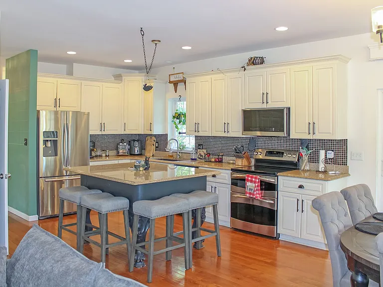 455 Phillips Ln — Photo 2
