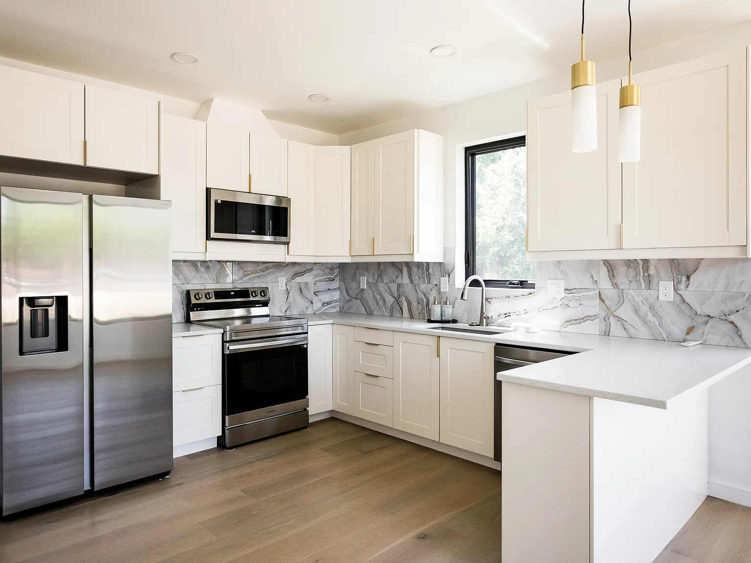 3 bed, 2.5 bath, 1600 sqft, $3,800 — Photo 2