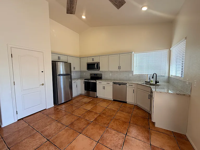 9005 N Lawndale Dr — Photo 13