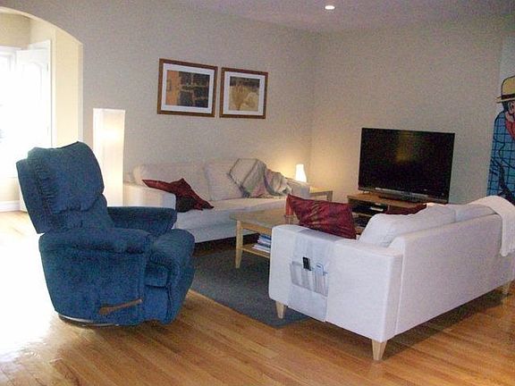 Living Room w/hardwood floors