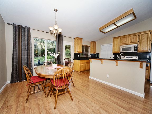 4th image of 3285 Tea Rose Dr