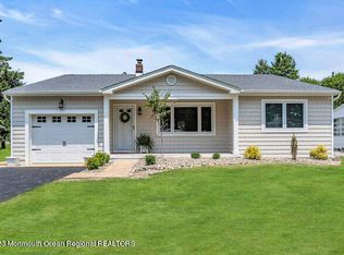 16 Crescent Dr, Toms River, NJ 08757