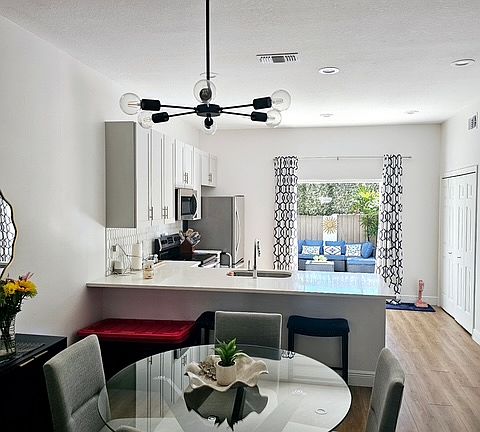 5th image of 3819 W Horatio St Unit 7