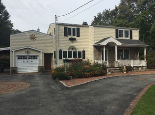155 Oakfield Ave, Dix Hills, NY 11746