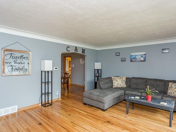 4th image of 221 Windsor Dr