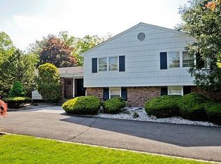 4 Huntington Rd, Livingston, NJ 07039