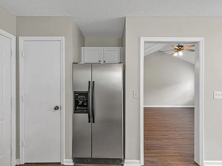 201 Ross Ct — Photo 2