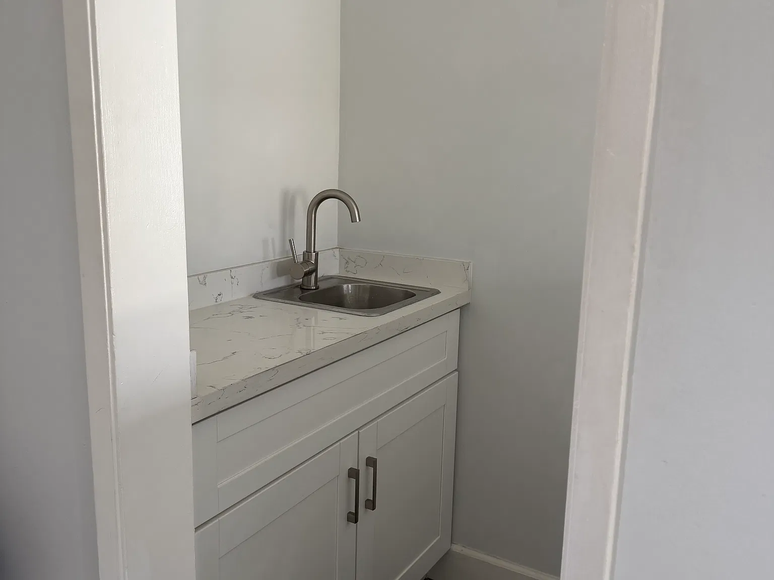 3 bed, 2200 sqft, $5,495 — Photo 3