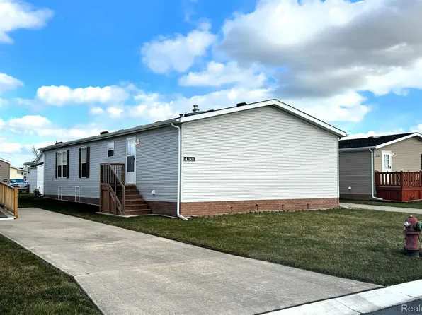 13458 Pear St, Carleton, MI 48117