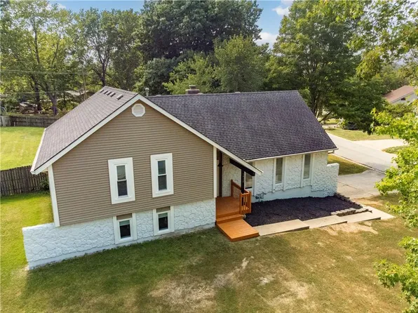 1812 NW Willow Brook Dr, Blue Springs, MO 64015