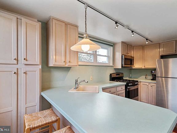 4th image of 2584 Stoneybrook Ln