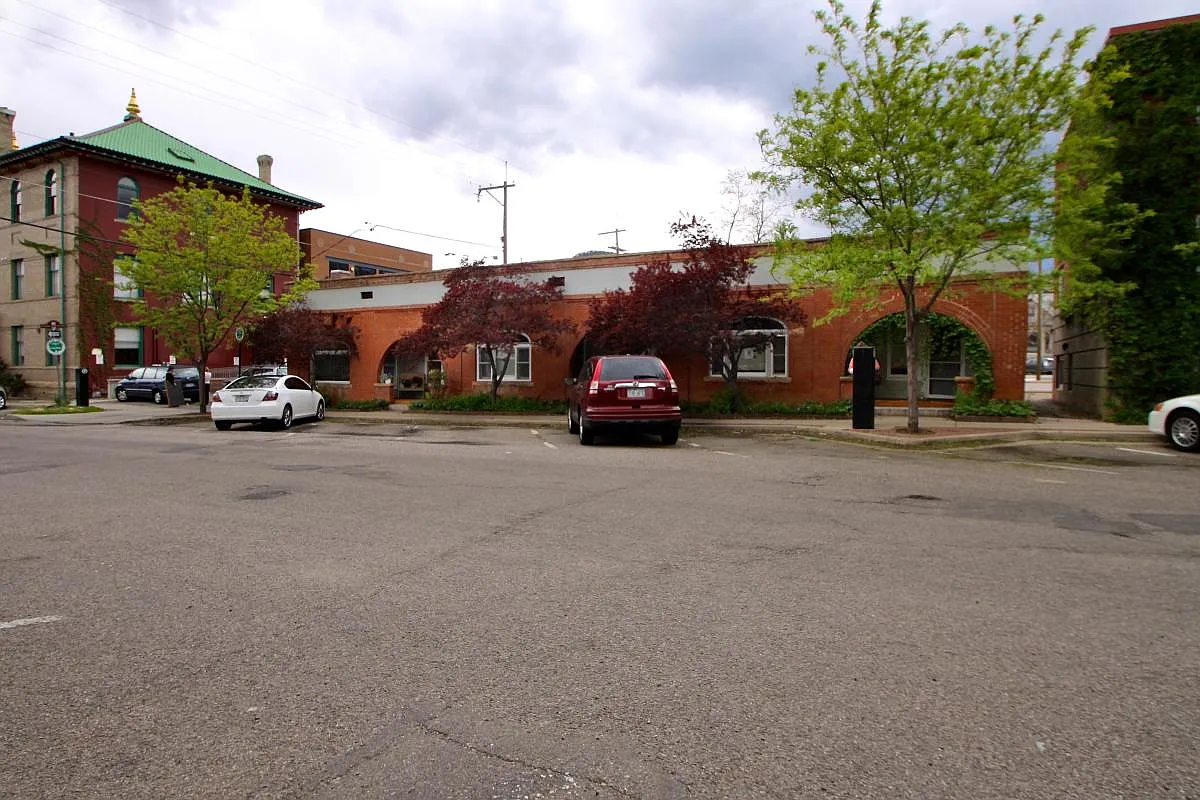 2 bed, 850 sqft, $2,400 — Photo 1