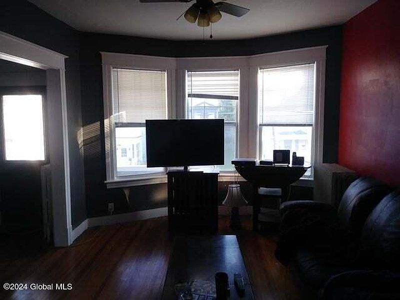 3rd image of 365 2nd Avenue