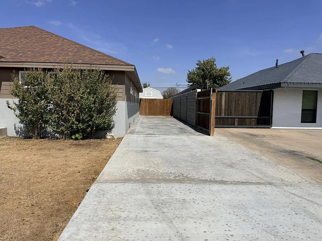 3 bed, 2.0 bath, 2010 sqft, $2,750 — Photo 3