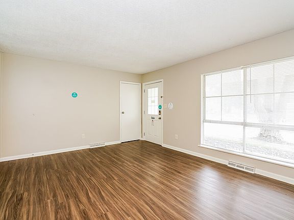 3rd image of 202 Fenster Dr