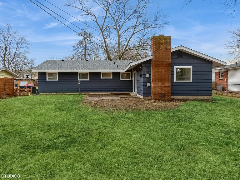 121 Belmont Ct — Photo 2