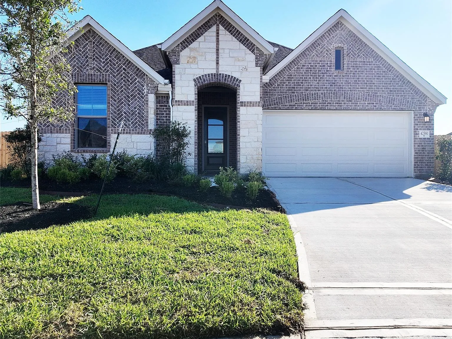 4 bed, 3.0 bath, 2534 sqft, $2,950 — Photo 1