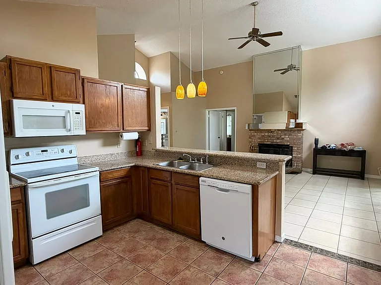 625 Remington Oak Dr — Photo 6