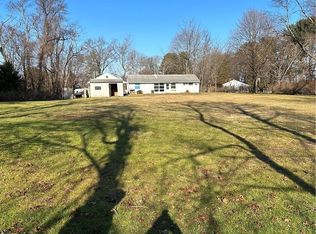 4 Circle Dr, Mount Kisco, NY 10549