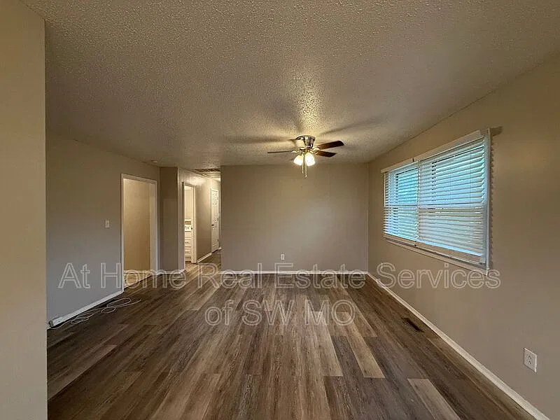 3 bed, 2.0 bath, 1438 sqft, $1,380 — Photo 3