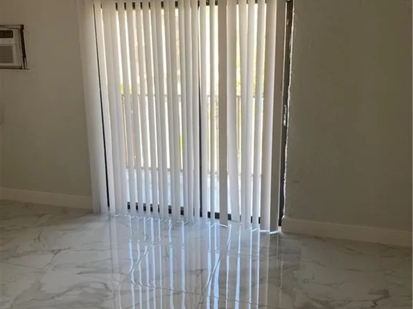 830 Wiggins Pass Rd APT 10, Naples, FL 34110