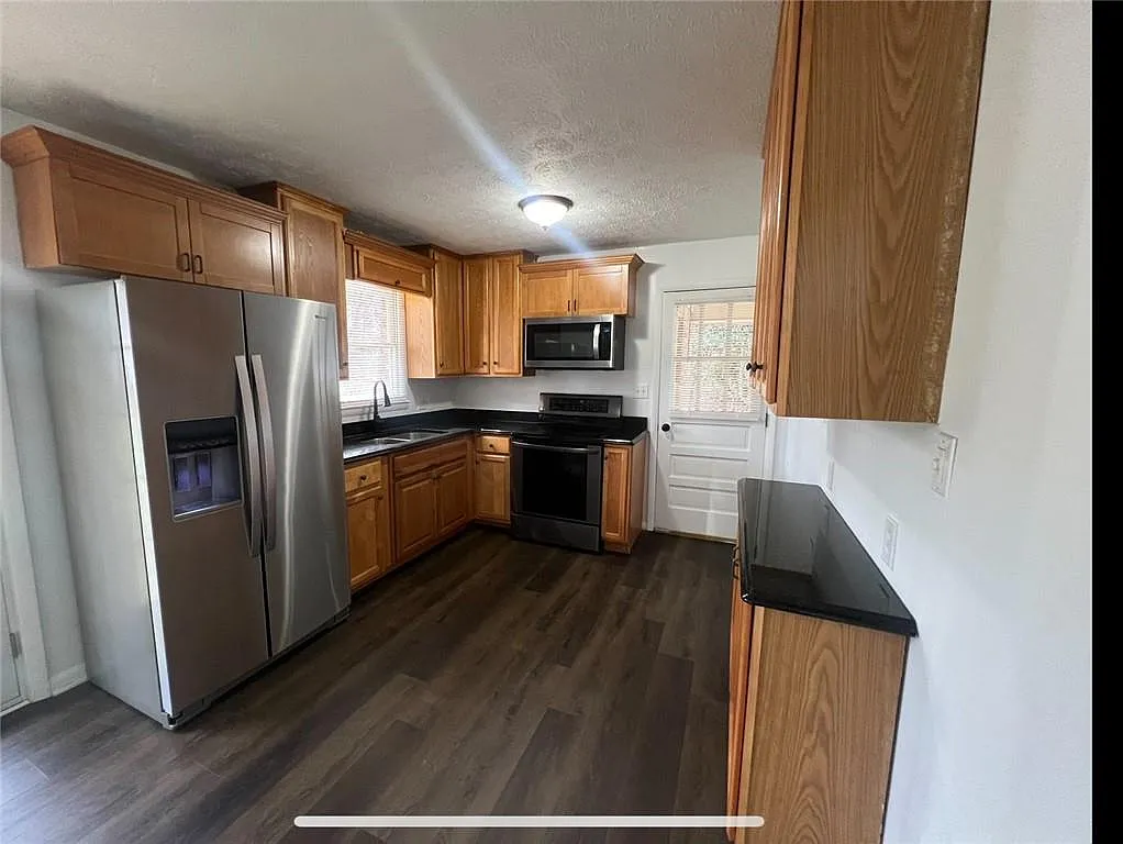 3 bed, 1.0 bath, 1075 sqft, $1,595 — Photo 4