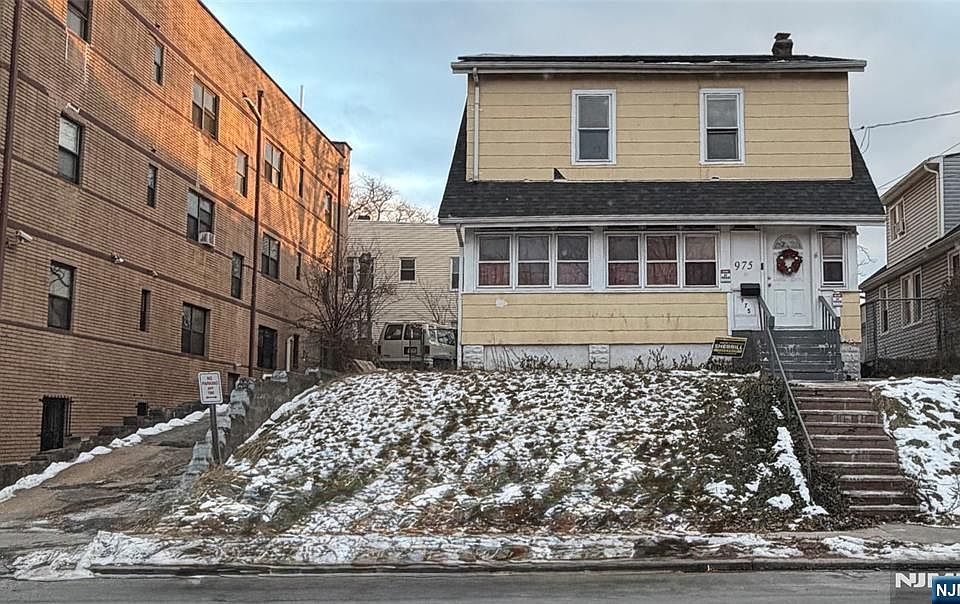 1st image of 973-975 18th Ave