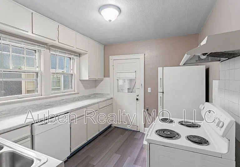 5303 Charlotte St #1 — Photo 30