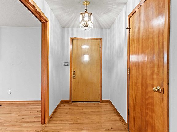 5th image of 16088 Lucas Ferry Rd