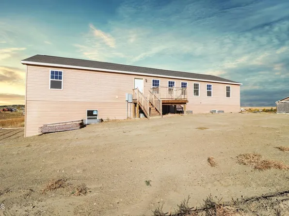 906 Green Ridge Dr, Watford City, ND 58854