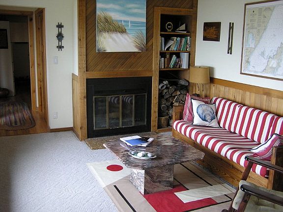 2nd image of 1032 Hemlock Dr