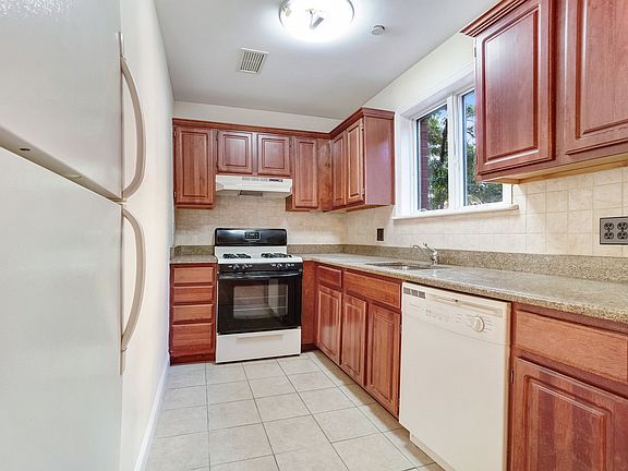 3rd image of 586 President St #2E