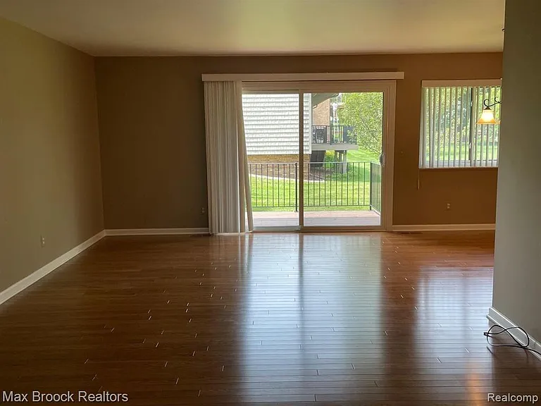 4585 Laurel Club Cir — Photo 7