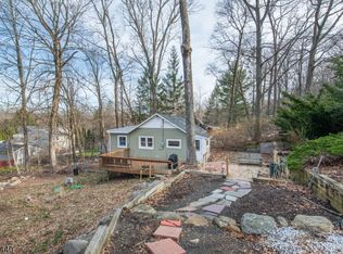 40 Old Woodland Trl, Oak Ridge, NJ 07438
