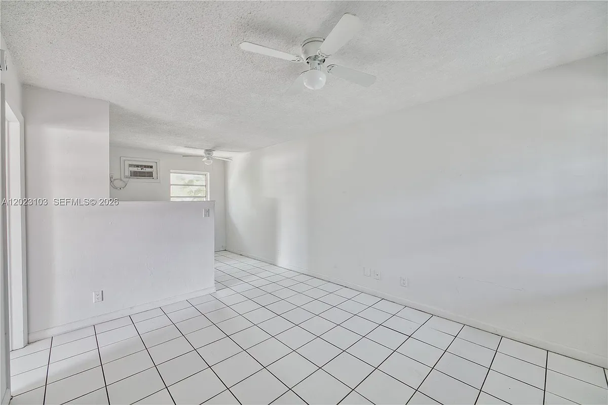 Building Photo - 400 SE 31st St #6